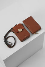 Load image into Gallery viewer, Zoe Conker Phone Bag
